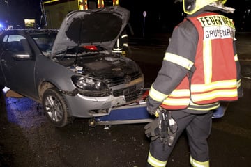 Unfall in Chemnitz: VW kracht gegen Schilder