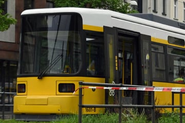 Straßenbahn schleift Auto mehrere Meter mit - Senior schwer verletzt