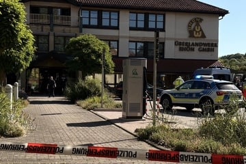 Bluttat auf Firmengelände: Mitarbeiter geht auf Kollegen los - eine Tote, mehrere Verletzte!