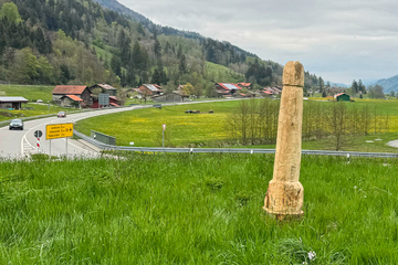 Er ist wieder da! Holzpenis bringt Autofahrer zum Schmunzeln