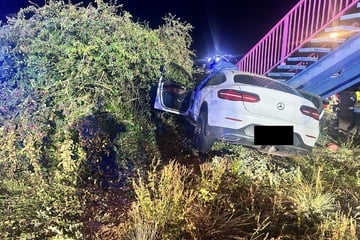 Auto kracht gegen Brücke am Schleinufer: Fahrerin in Wagen eingeklemmt