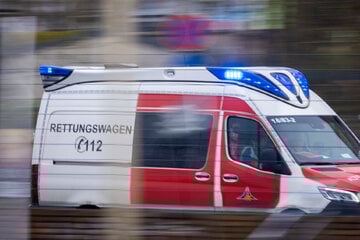 Crash an Kreuzung: Drei Personen landen im Krankenhaus