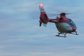 Laubbläser fängt an zu brennen: 21-Jähriger muss per Hubschrauber in Spezialklinik gebracht werden