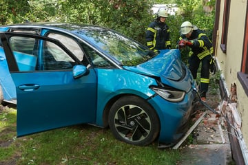 Auto erfasst Radfahrer und rast weiter gegen Hauswand