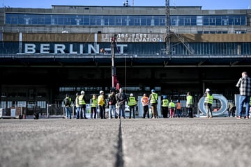 Berlin: Buchstaben "Berlin - Tempelhof" am Dach des Ex-Stadtflughafens leuchten bald wieder