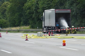 Unfall A8: Brennbare Flüssigkeit läuft in Gefahrgut-Transporter aus: A8 in Richtung München gesperrt