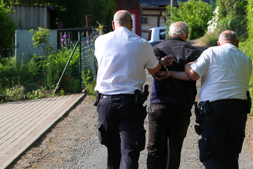 Aufregung in Waltershausen: Mann läuft mit Waffe auf Feuerwehrleute zu, Einsatz wird abgebrochen