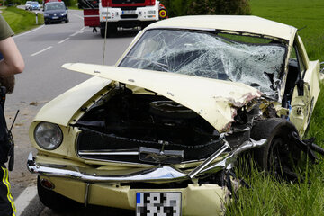 Fahrer von historischem Mustang stirbt bei Frontal-Unfall, vier Personen schwer verletzt