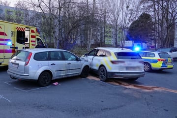 Autos krachen mit Kindern an Bord in Dresden-Gorbitz zusammen