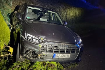 Kurioser Unfall: Audi rast durch mehrere Gärten und Zäune, doch es sitzt niemand am Steuer