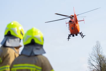 Auf Rollsplitt die Kontrolle verloren: Frau nach Unfall im Auto eingeklemmt
