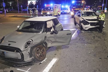 Zeugen gesucht: Vier Personen bei Unfall an Washingtonstraße verletzt