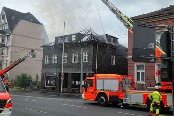 War es Brandstiftung? Zwei Männer nach Großbrand in Solingen gefasst