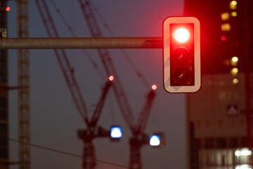 Leipzig: Erwischt! Betrunkener Autofahrer schläft an Leipziger Ampel ein und wird von Polizei geweckt