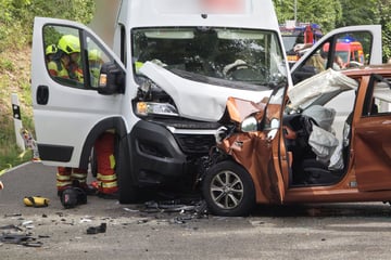 Transporter kracht frontal in Gegenverkehr: Drei teils schwer Verletzte bei Stuttgart