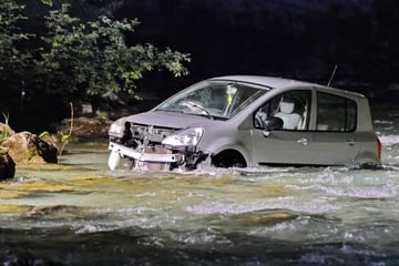 Fahrer (18) kommt von der Straße ab und landet in Fluss