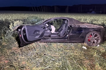 Unfall A9: Unfall auf A9: Audi Sportwagen überschlägt sich mehrfach