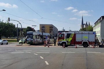 Biker nach Unfall schwer verletzt liegen gelassen: Polizei sucht Autofahrer