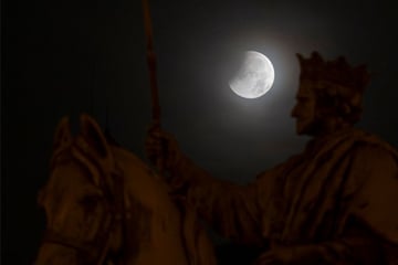 Mondfinsternis in Bayern: Wolken vermiesen es mancherorts