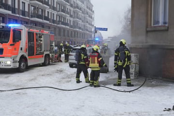 Leipzig: Feuerwehr-Einsatz im Leipziger Osten: Pyro-Explosion setzt Keller in Brand