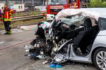 Skoda und Linienbus krachen frontal aufeinander: Frau (35) verletzt in Klinik