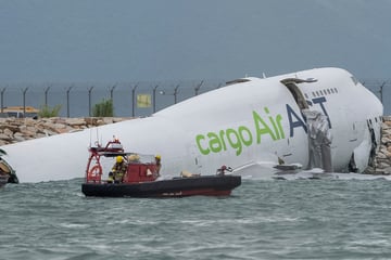 Tödlicher Unfall: Jumbo-Jet rutscht über Landebahn ins Meer