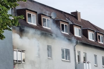 Feuer in Mehrfamilienhaus: Bewohner rufen aus Fenstern um Hilfe