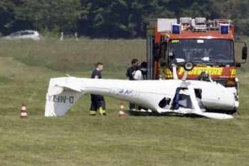 Pilot (63) verliert Kontrolle: Leichtflugzeug überschlägt sich bei Landung
