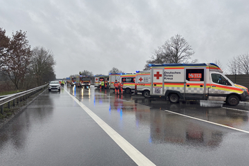 Unfall A1: Unfall auf A1: Mehrere Autos stoßen bei Hamburg zusammen