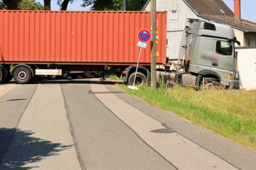 Straße in Chemnitz nach Unfall blockiert: Lkw landet auf Grundstück
