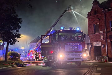 Ehemaliges Kino brennt lichterloh: Wohnungen müssen evakuiert werden