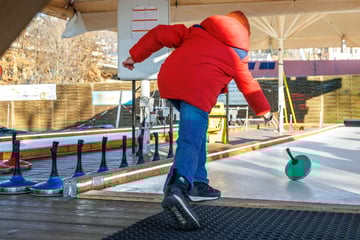 Dresden: Glatter Spaß am Blauen Wunder: Eisstockschießen jetzt auch im Elbegarten