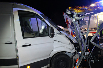 A9 accident: A small car hit a signal truck on the A9 without braking: Two people were injured!