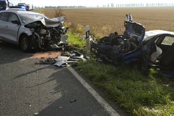 Schwerer Unfall am Morgen: Autos krachen auf Landstraße zusammen