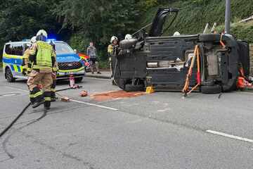 Gegen Laterne und Mauer gekracht: Feuerwehr rettet eingeklemmten Fahrer