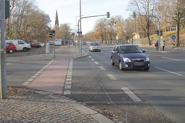 Radfahrer wird von abbiegendem Lkw erfasst: Senior schwer verletzt