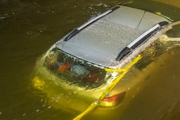 Dramatische Rettung! 75-Jähriger kommt mit Auto von Straße ab und landet im Wasser