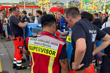 Hilflos und kopfüber! Wiesn-Gäste hängen in Fahrgeschäft fest