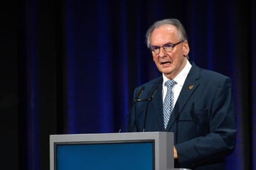 Ein halbes Jahr vor der Landtagswahl: Ministerpräsident Haseloff reicht Rücktritt ein