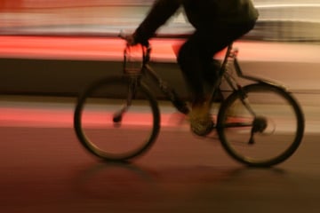 13- und 18-Jähriger verletzt: Teenager stehlen Fahrräder, plötzlich wird auf sie geschossen!