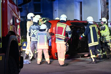 Heftige Kollision an Kreuzung: Auto überschlägt sich