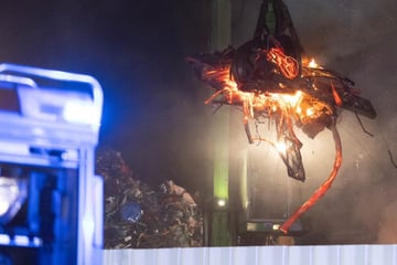 Großeinsatz auf Entsorgungshof: Metall-Schrott in Flammen, Gestank in der ganzen City