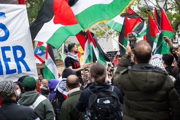 Demo zum Palästinenser-Gedenktag Nakba artet aus: Flaschen und Steine fliegen