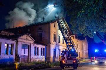 Flammen lodern aus Bahnhofs-Gebäude: Feuerwehr über Stunden im Einsatz