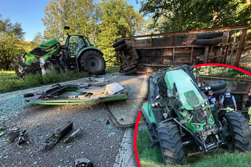 Traktor überschlägt sich: Fahrer kommt schwer verletzt ins Krankenhaus