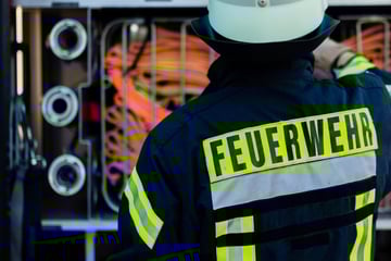 München: Autobrand in Werkstatt ruft Feuerwehr auf den Plan: Kräfte haben alle Hände voll zu tun
