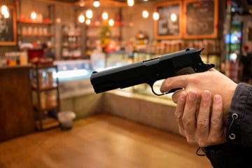 Mann will mit Spielzeugpistole Bäckerei ausrauben, das geht gehörig schief!