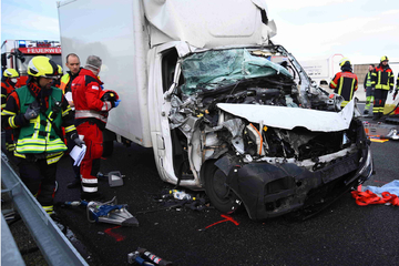Unfall A6: Transporter kollidiert mit Laster: Mann (31) lebensbedrohlich verletzt