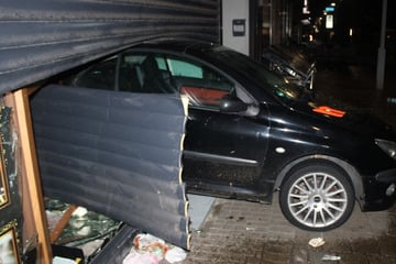Rückwärts durchs Rolltor: Einbrecher verwüsten Juweliergeschäft