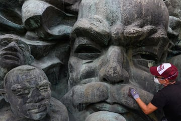 Leipzig: Make-Over für Marx: Deshalb wird das riesige Leipziger Relief frisch gemacht